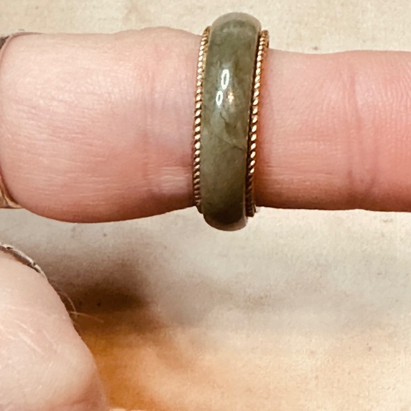 Green Jasper Band in Gold Tone Metal Setting Vintage - Picture 9 of 15